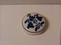 Caixinha de porcelana branca e azul