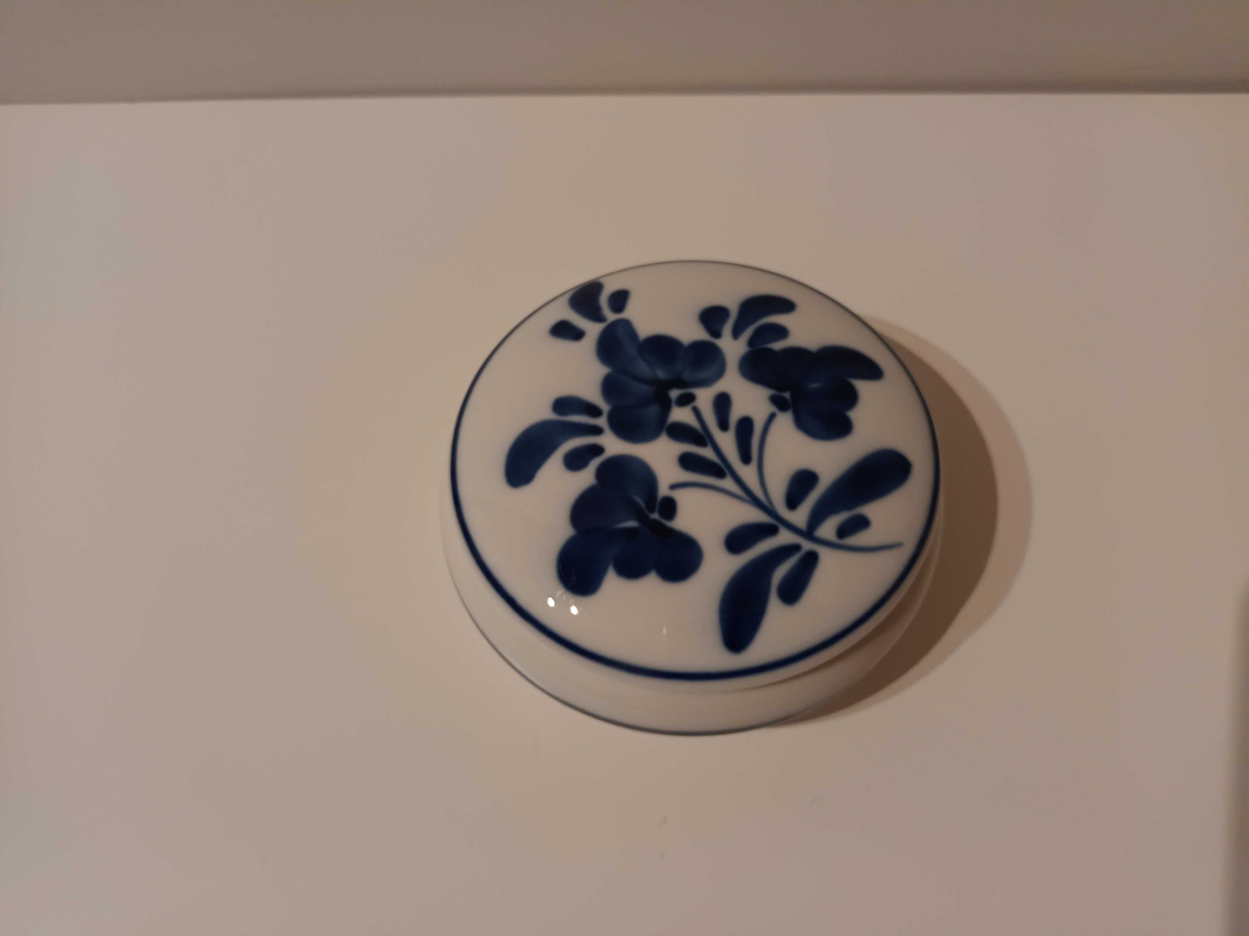 Caixinha de porcelana branca e azul