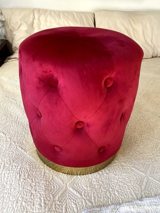Puff de Veludo Vermelho com Rebordo Dourado – Luxo e Conforto!