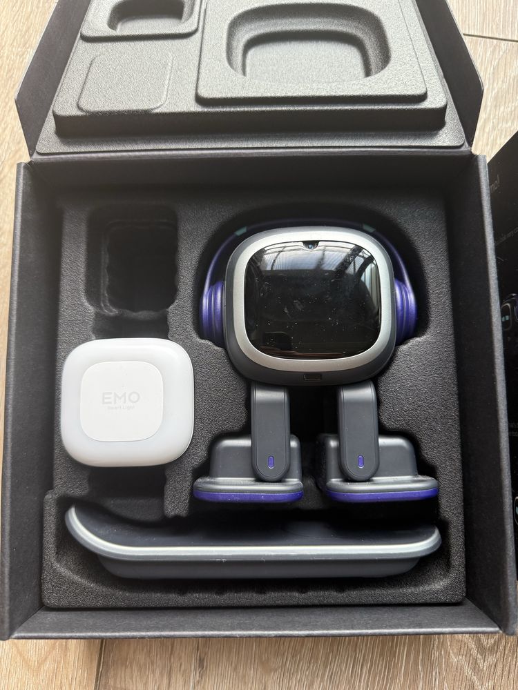 EMO AI Desktop Pet od living.ai robot