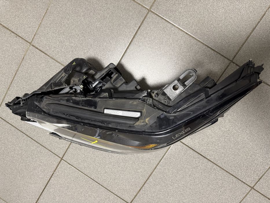Продам оригинальную фару с Lexus ES 2021 USA