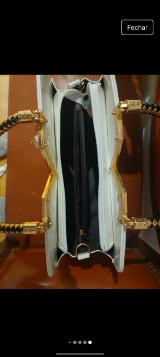 Mala bege com detalhes em dourado