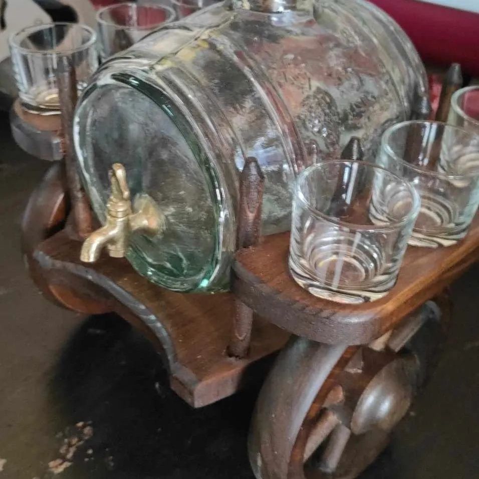 Carroça antiga em madeira com barril em vidro trabalhado e copos