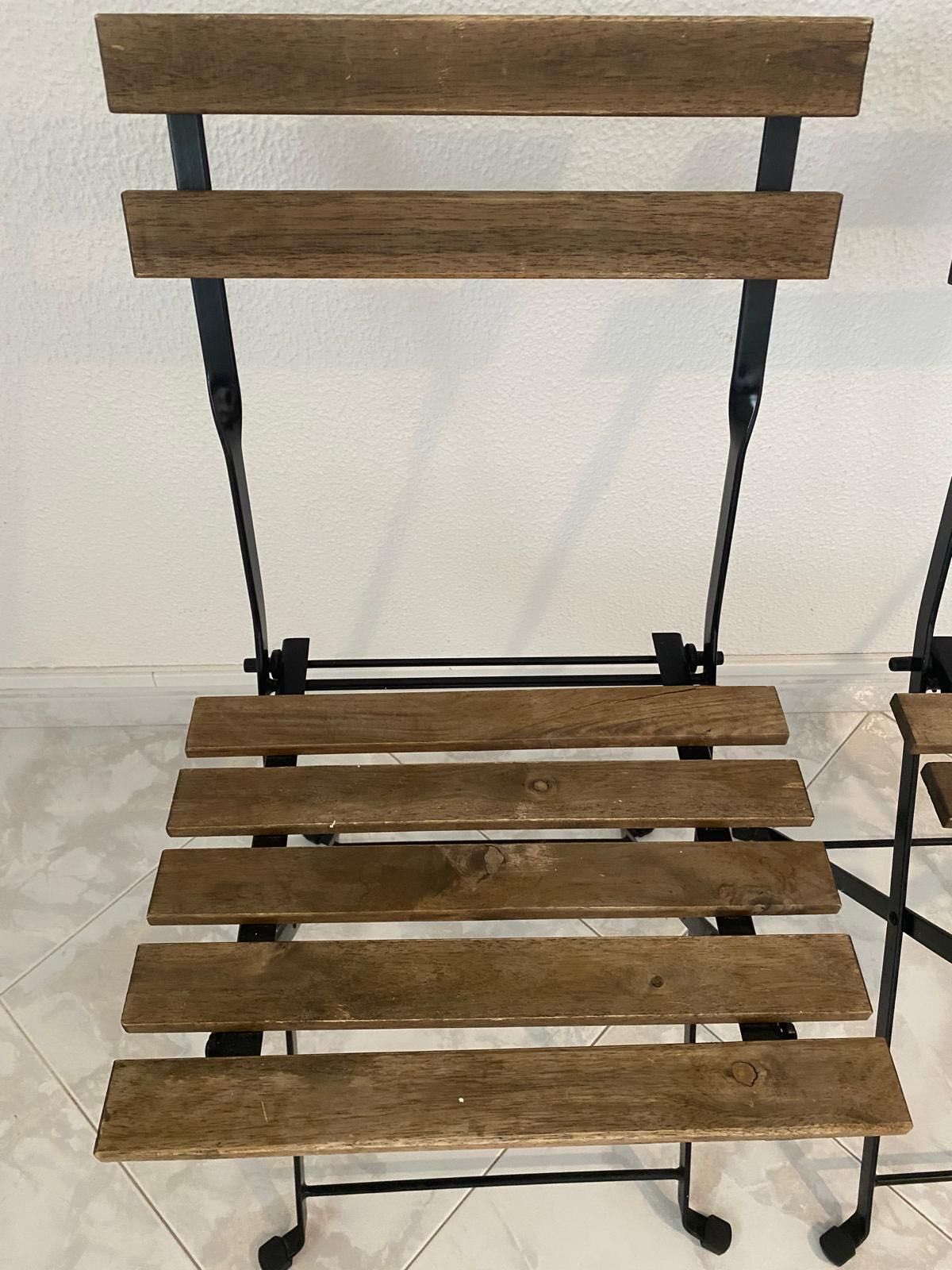 Mesa com duas cadeiras