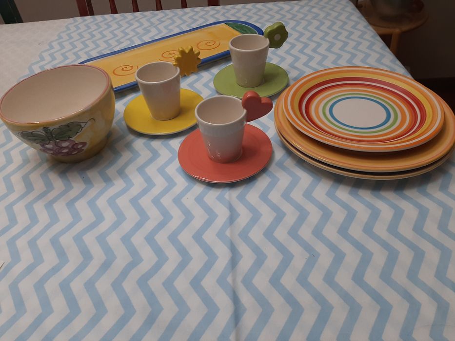 Prato de rolo, chávenas  pratos redondos e taça