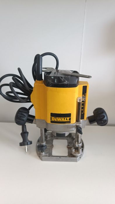 Фрезер DeWalt DW614