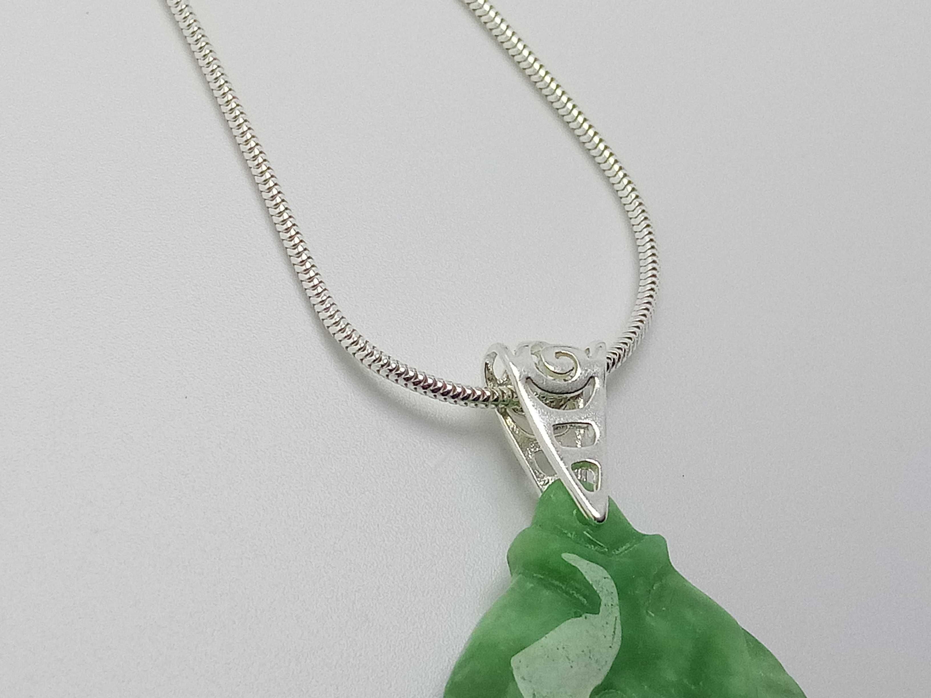 Colar pingente de Jadeíta Jade peixe esculpido 75,32ct  Envio Grátis !