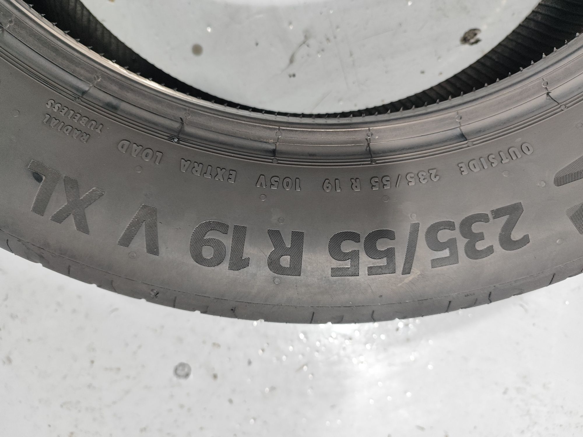 2 pneus semi novos 235-55R19 Continental - Ofera dos portes