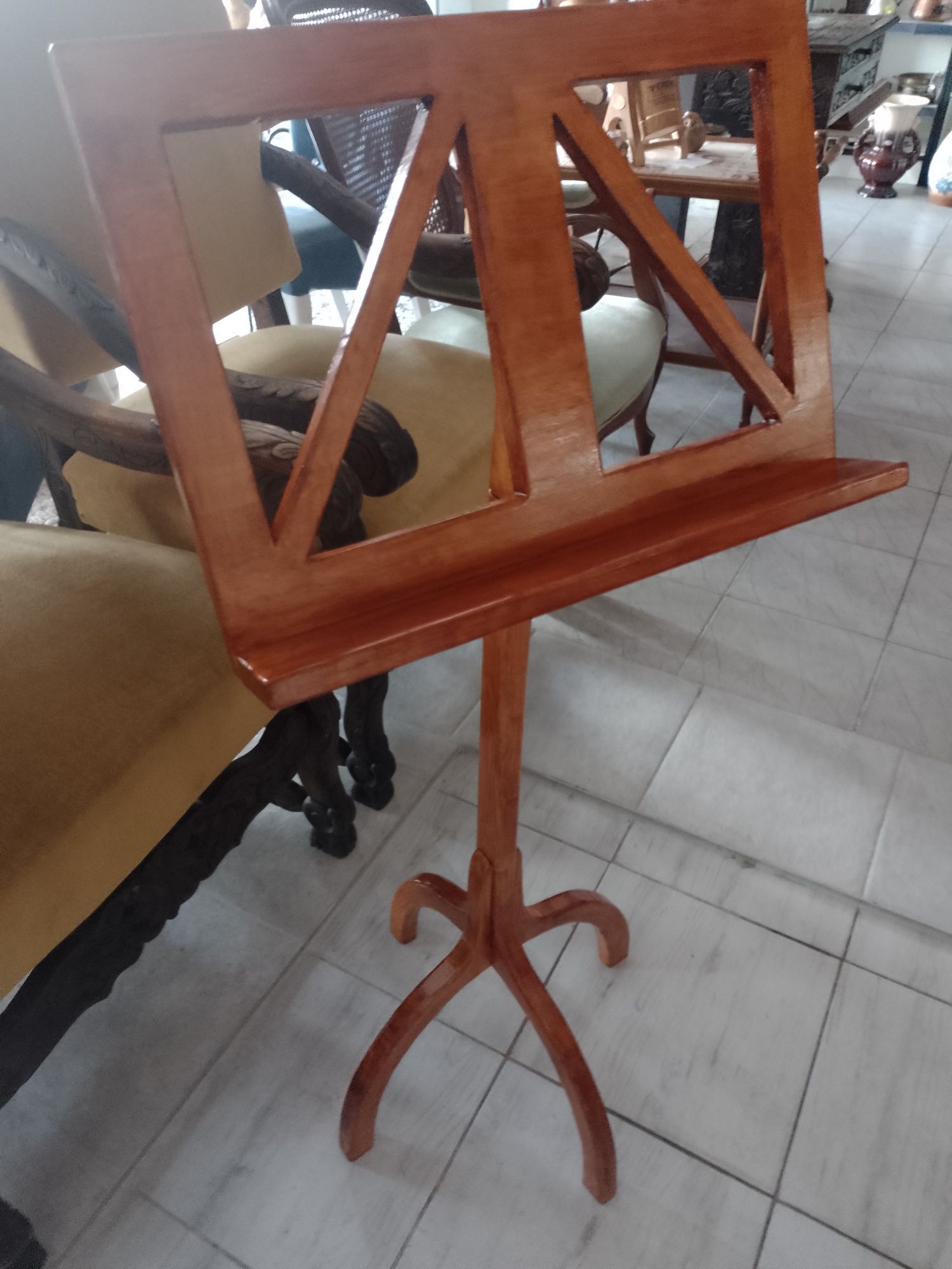 Drewniany pulpit na nuty