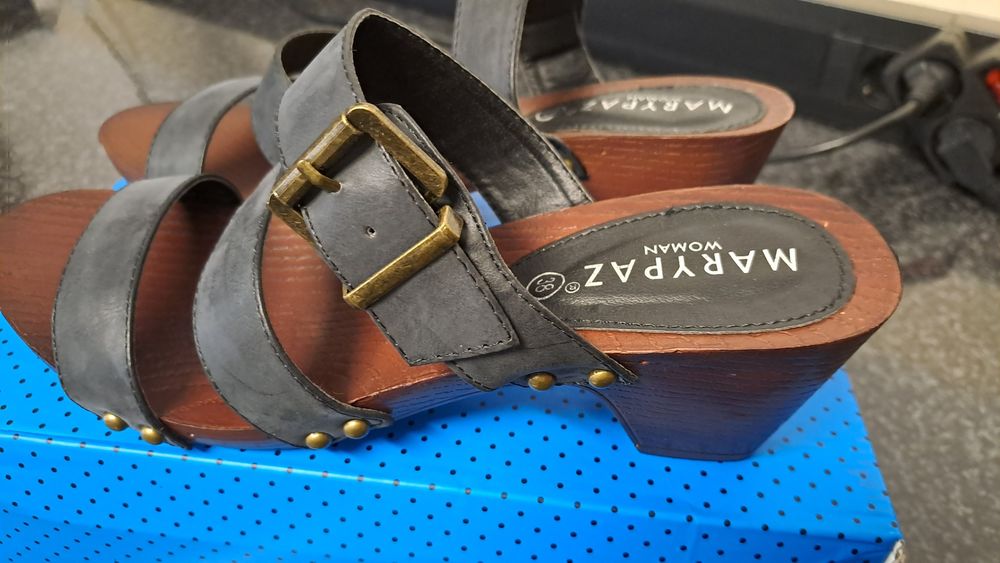 Socas de tiras em preto