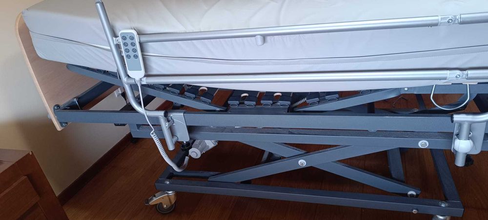 Cama articulada elétrica elevatória, como nova