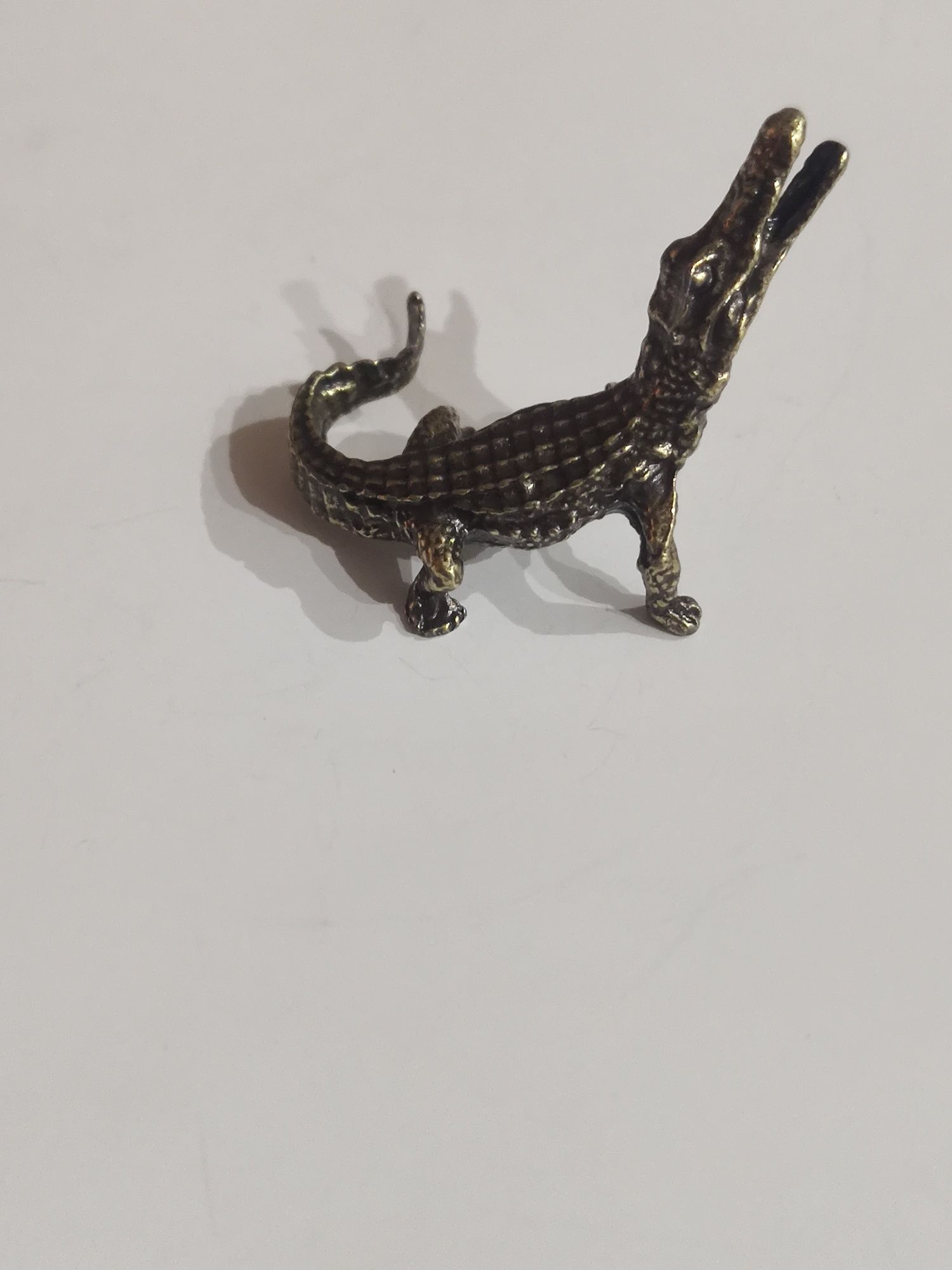 Figurka metalowa  krokodyl  wysokość 2,5 c