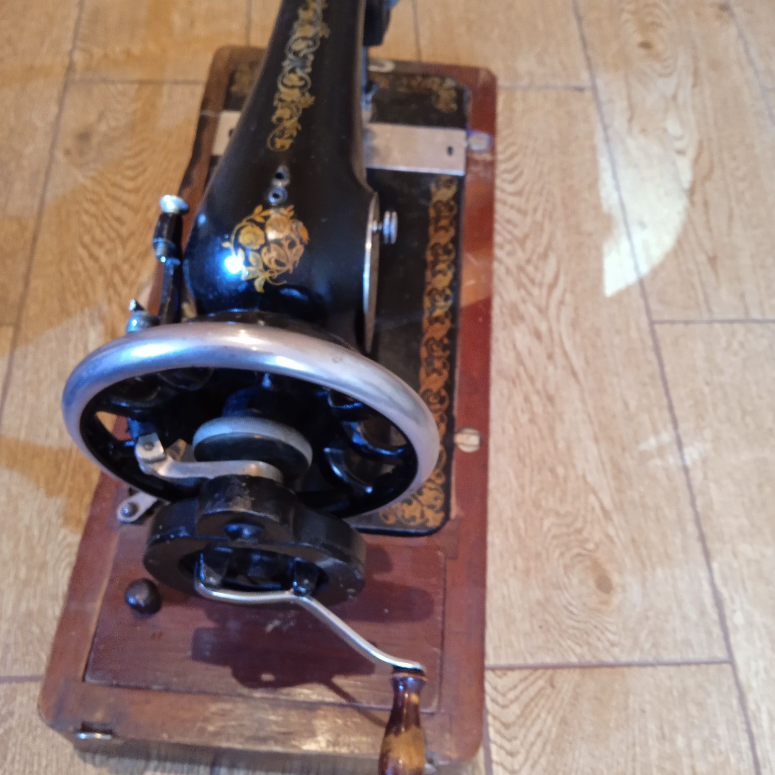 Ручна швейна машинка з човником-пулькою. В робочому стані. Старовинна.