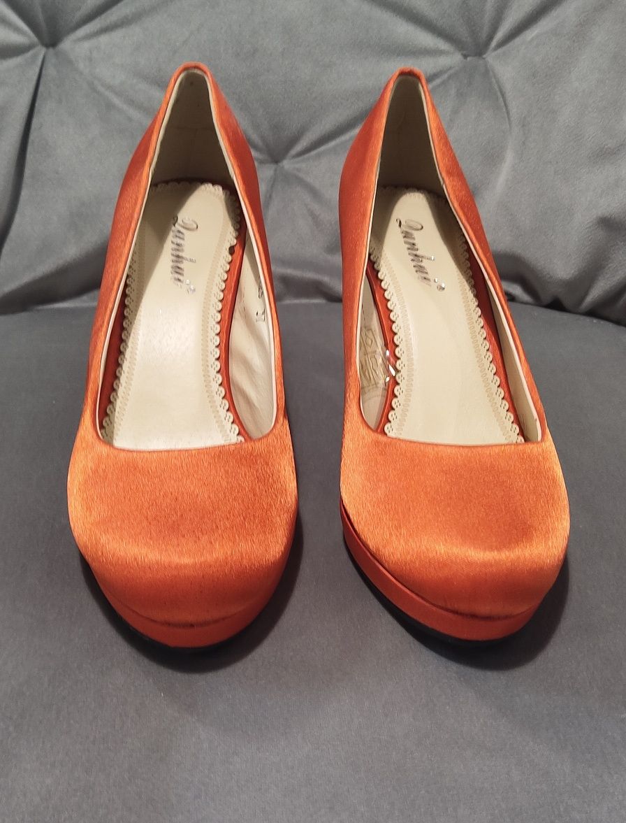 Sapatos elegantes de cetim