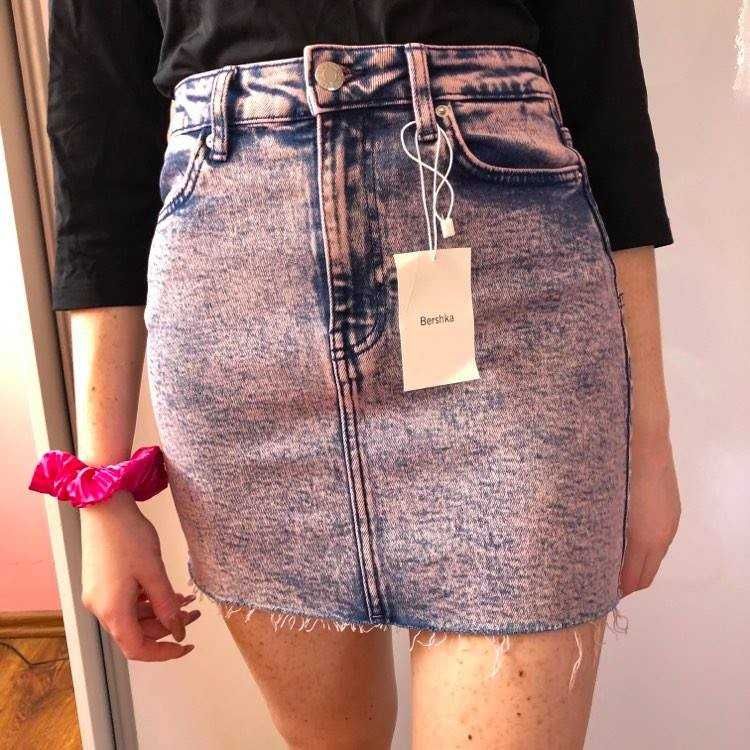 Krótka fioletowa jeansowa spódniczka z wysokim stanem 36 S Bershka