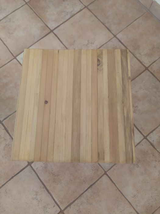 Stoliczek Pomocniczek - rękodzieło z odzyskanego drewna