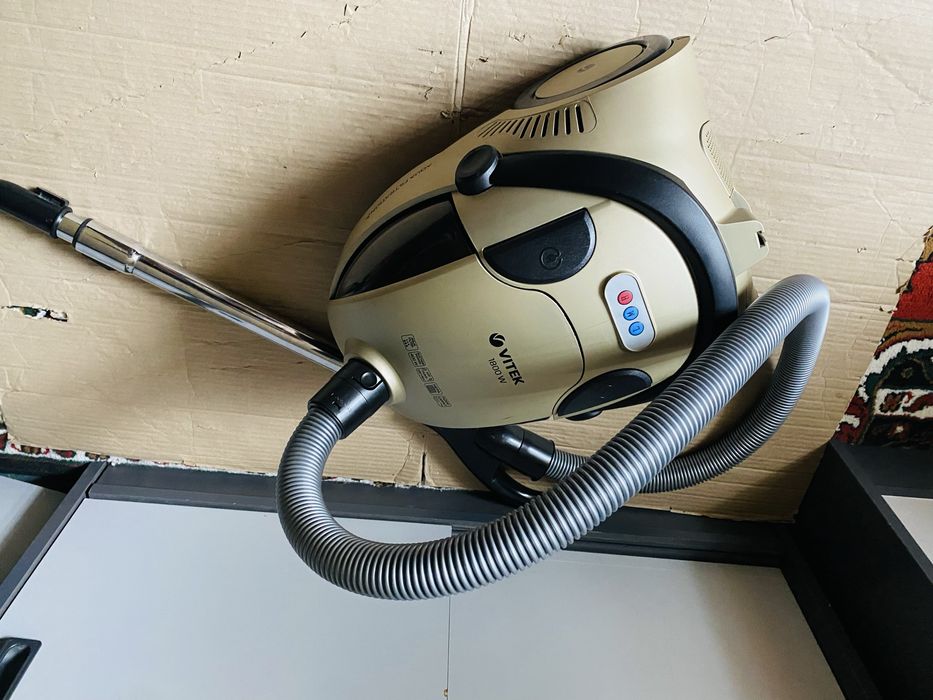 Продам пилосос Vitek 1800W аквафільтр