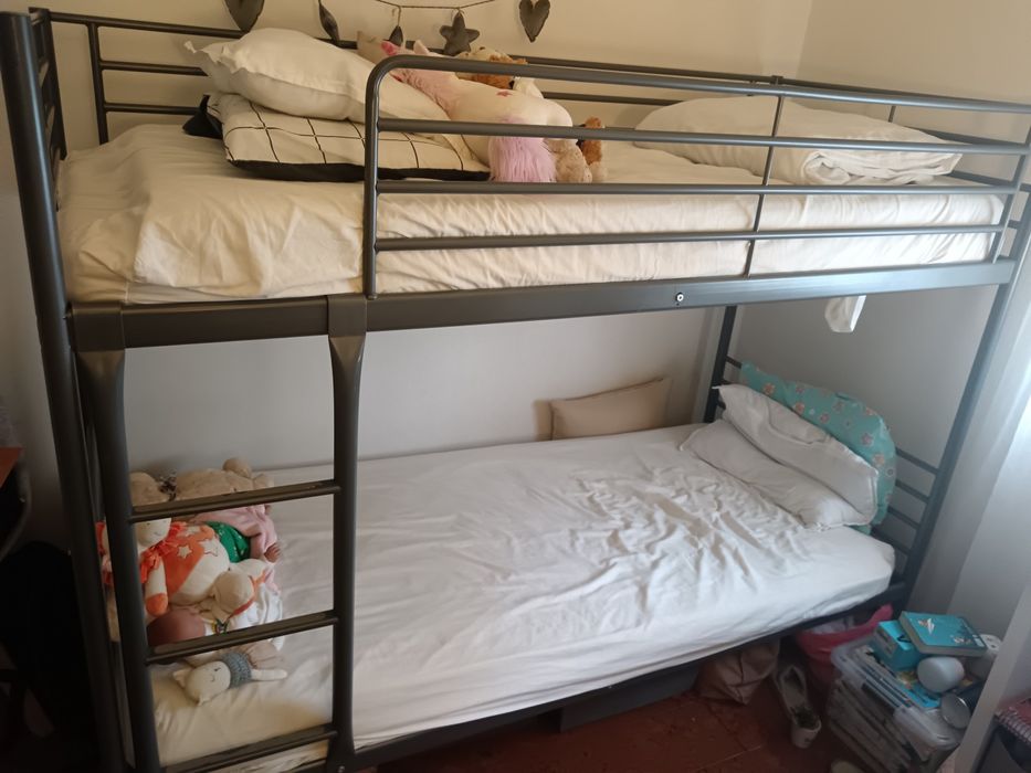 Beliche em metal Ikea com colchões