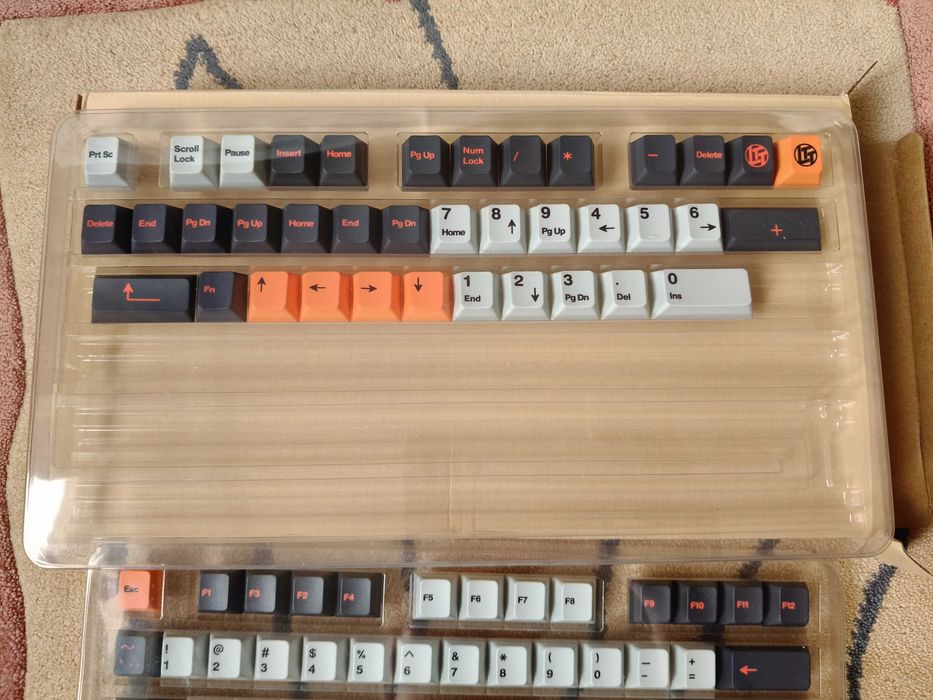 LinusTechTips стилізований набір keycaps для кастомних клавіатур