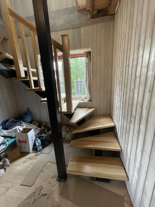 Сходи, деревʼяні сходи, каркас, металевий каркас, сходи з дерева
