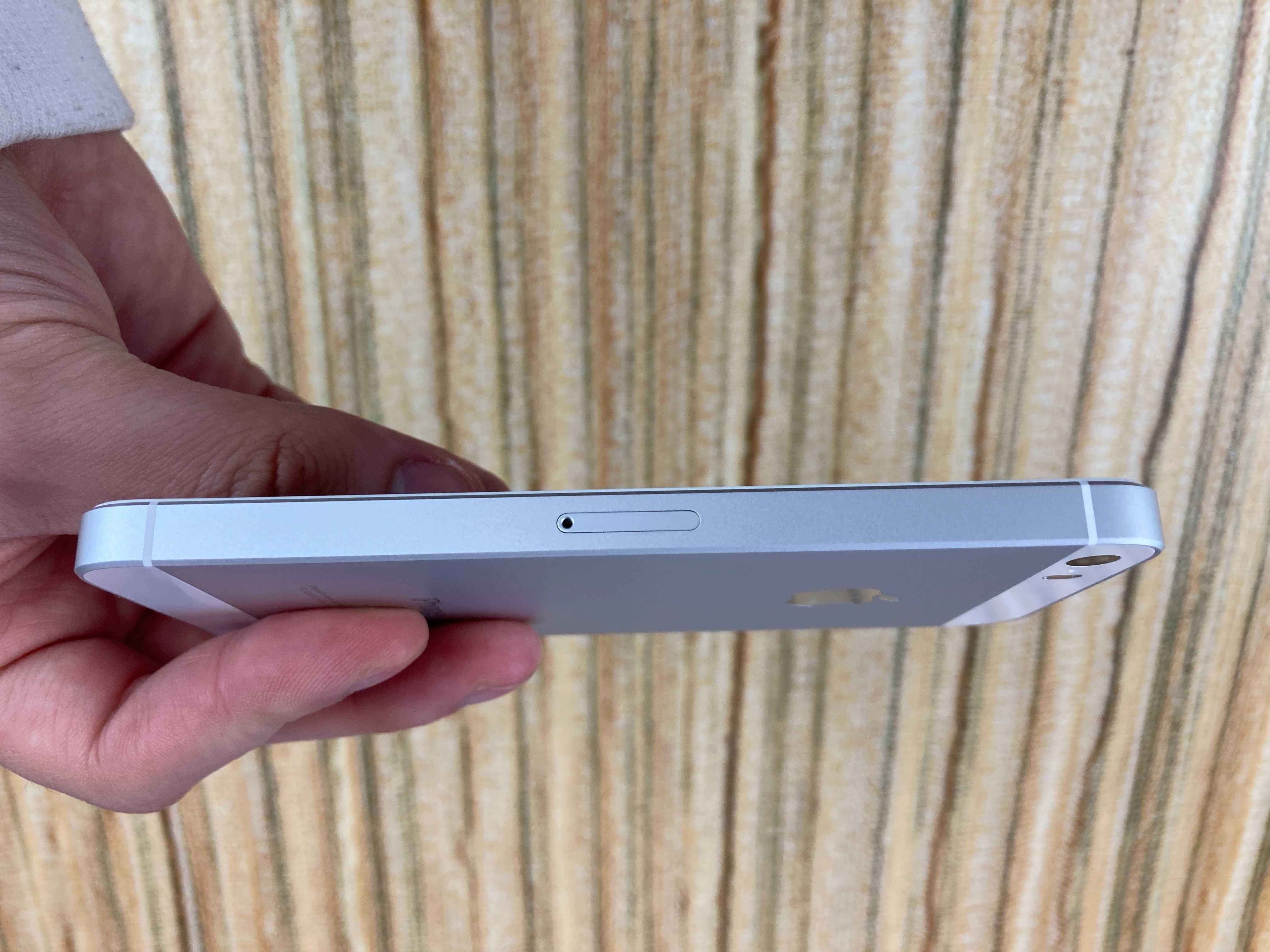 Apple iPhone SE 16 ГБ LTE  silver в отличном состоянии неверлок