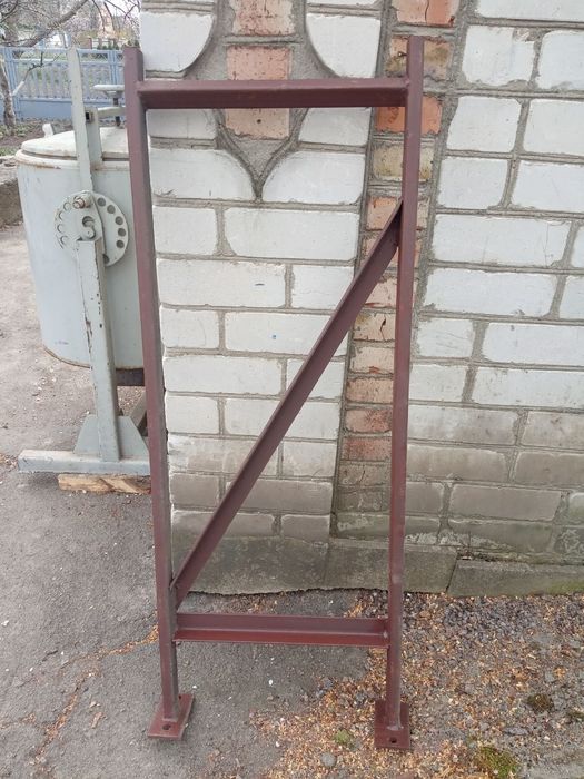 Металева конструкція із квадратної  труби20×40 і уголка