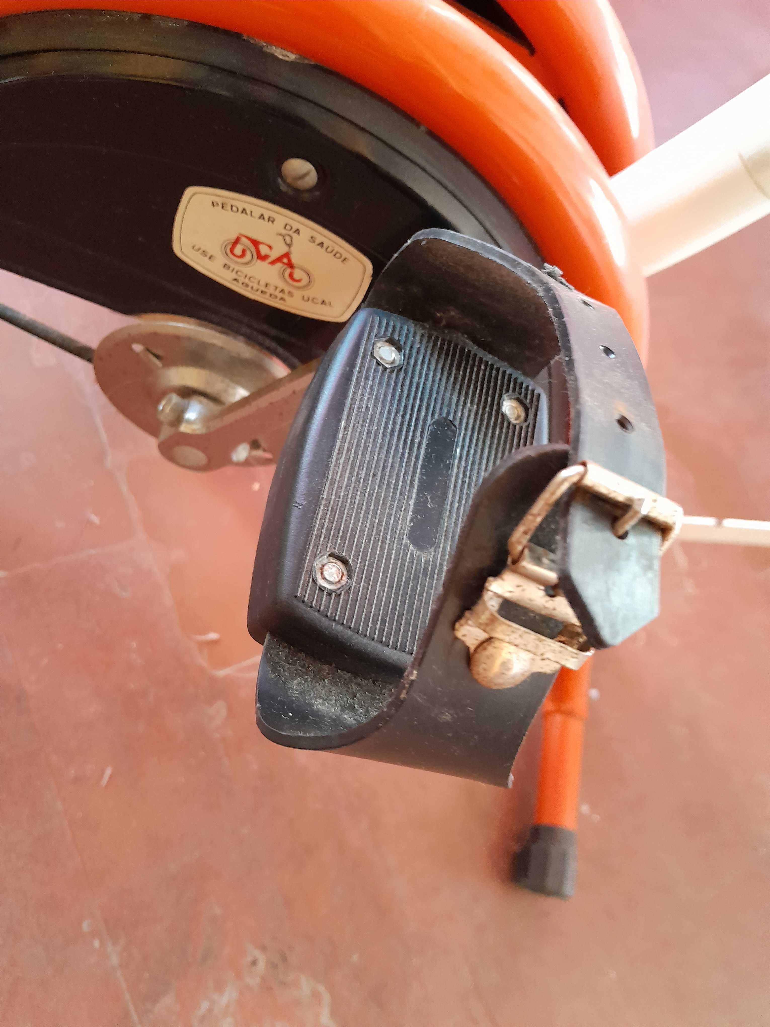Bicicleta fixa para pernas e alongamento de coluna