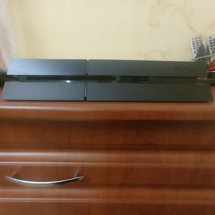 PS4 1 терабайт памяти + 2 дисковые игры