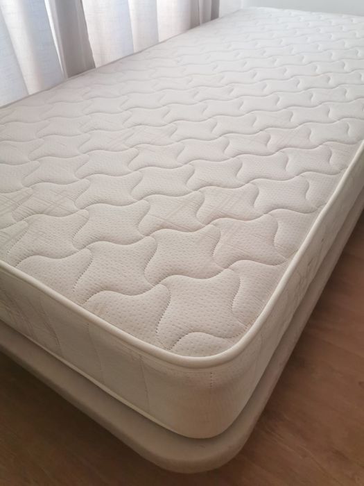 Sommier com pés + colchão
