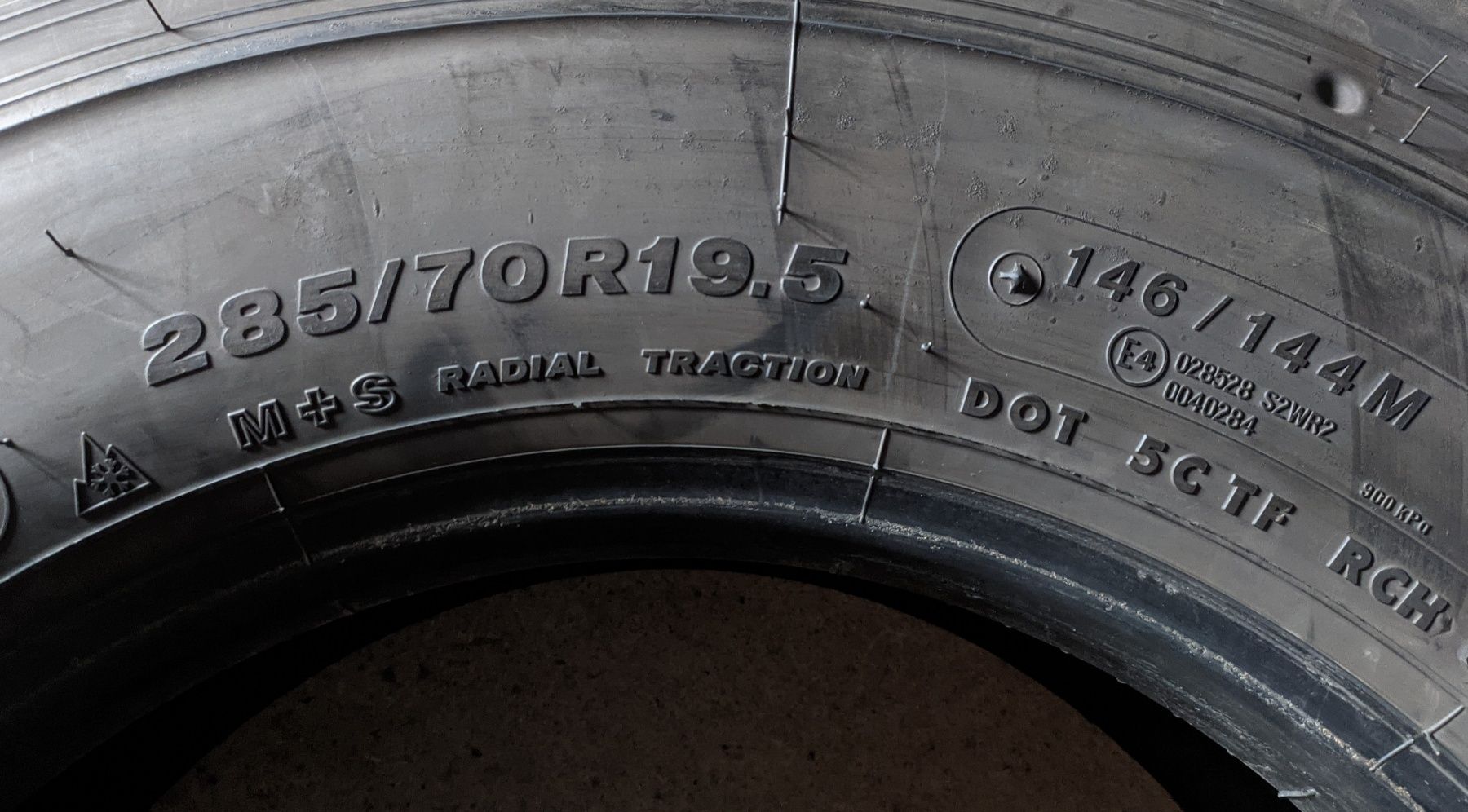 Шини б в всесезонні R19.5 285/70 Bridgestone R-Steer 002 R-Drive компл