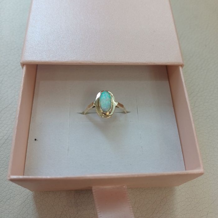 Złoty pierścionek z opalem