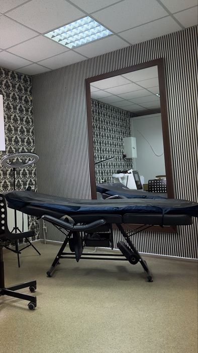 Кушетка чорна в ідеальному стані. Регулюється і спинка й риз