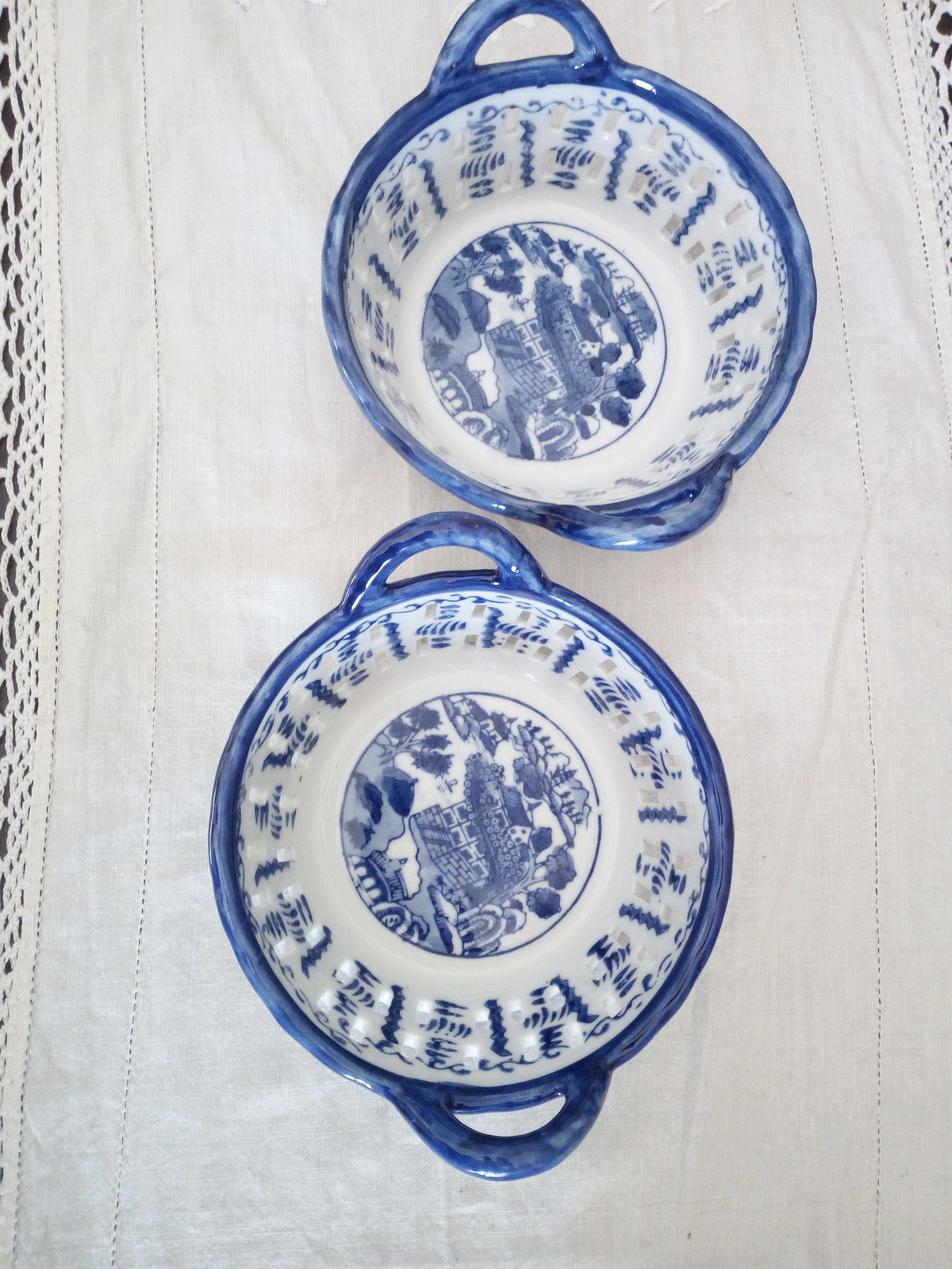 Taças cerâmicas com decoração azul e branco