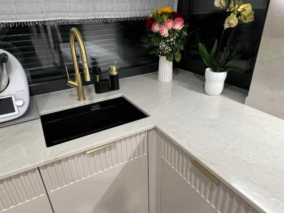 Blaty/parapety pod wymiar, granit, konglomeraty kwarcowe/granitowe