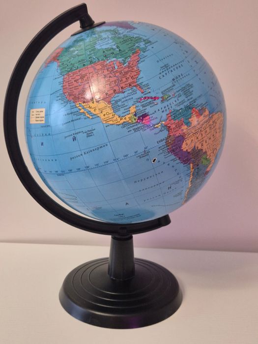 Глобус шкільний двагональ 32 см. Стан нового. 600 грн.
