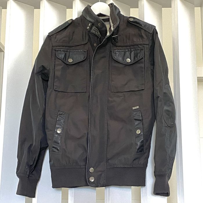 Parka da Zara Outono/ Inverno, com detalhes em couro sintético.