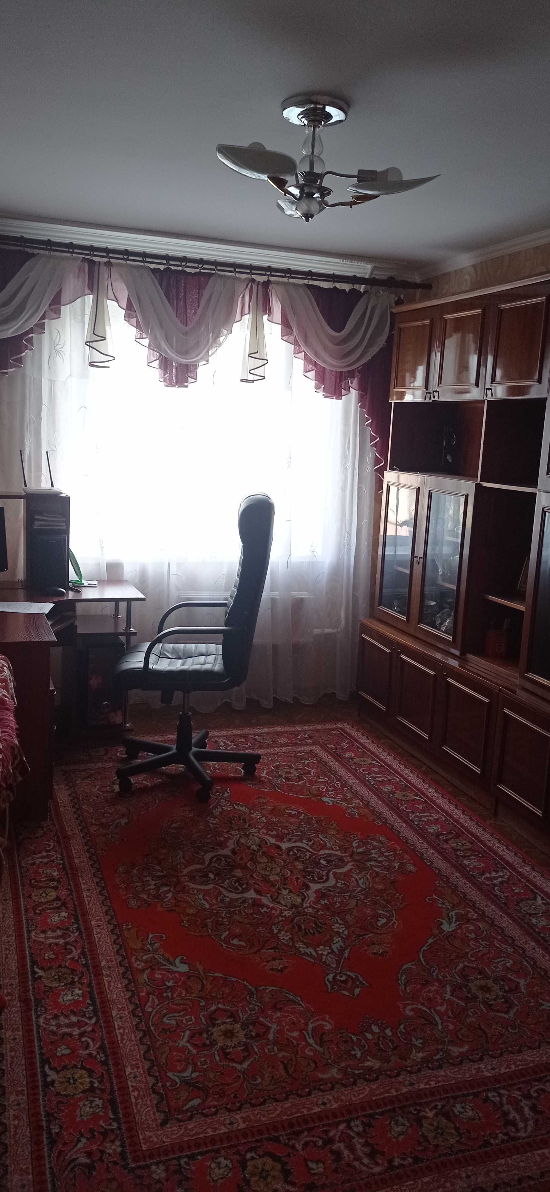 Продам чотирьох кімнатну квартиру