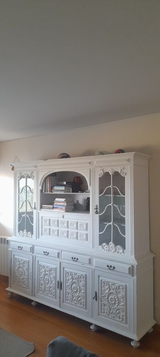 Mesa, cadeiras e móvel de sala