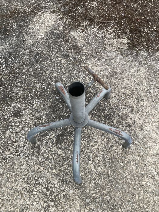 Cadeiras antigas rotativas de ferro e madeira