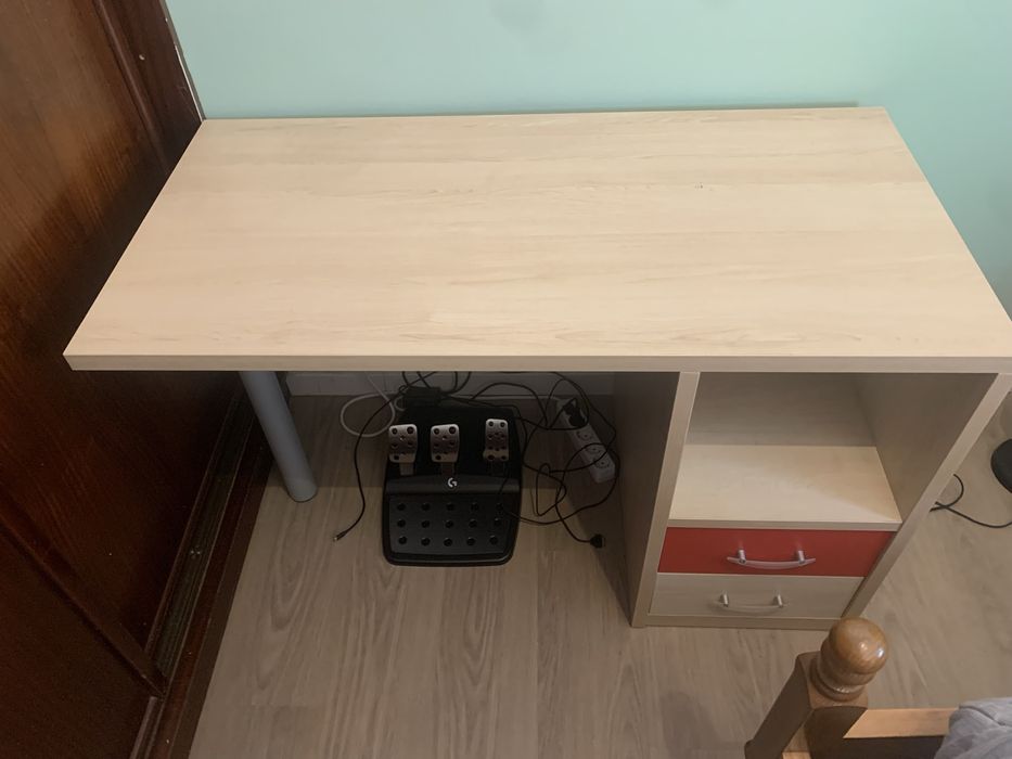 Secretária Faia, 2 gav., 1 prateleira.