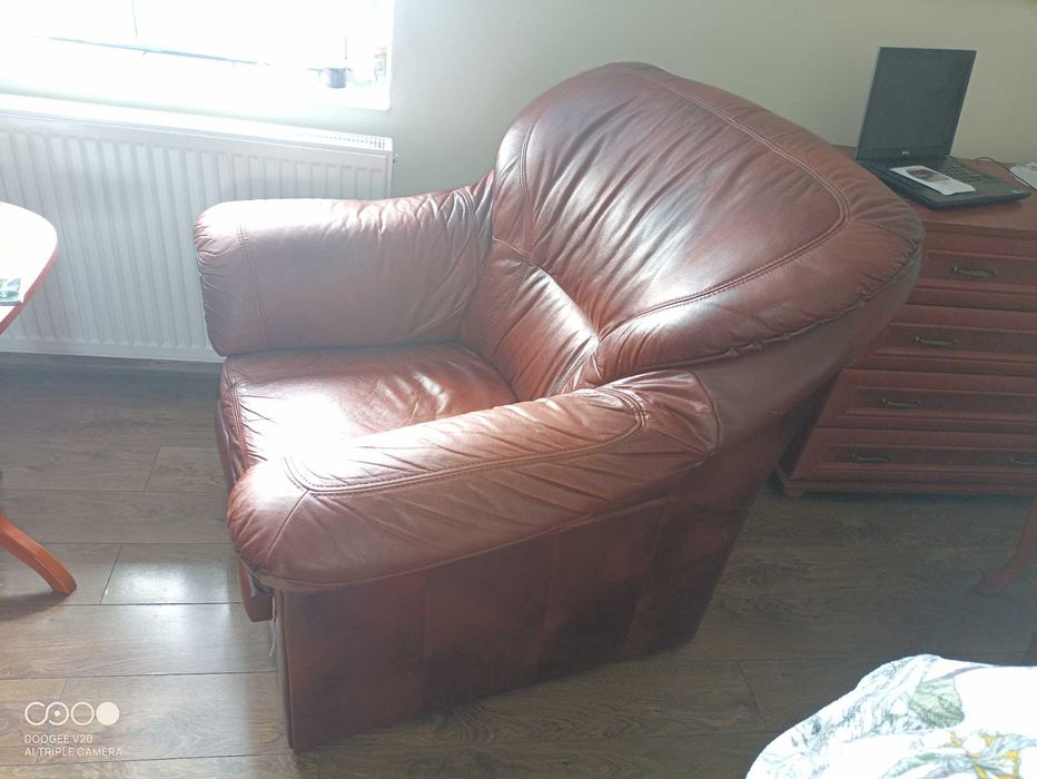 Sprzedam kanapę skórzaną.  + fotel.