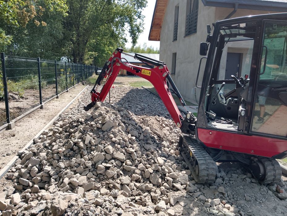 Minikoparka wywóz gruzu załadunki kucie młotem piasek ziemia kruszywa