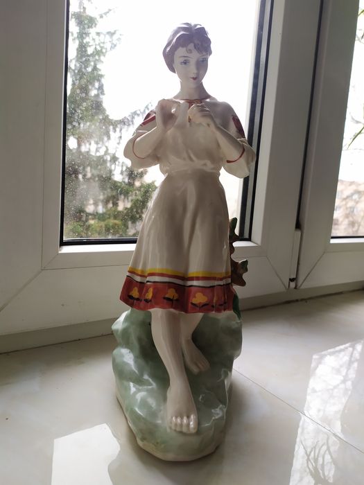 Статуэтка фарфоровая