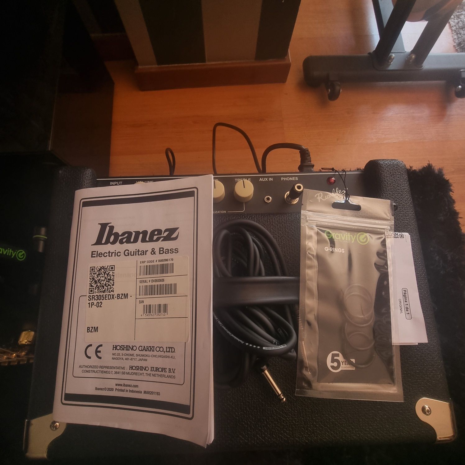 Contra baixo 5 cordas IBANEZ SR-305 + Amplificador de baixo da Fender