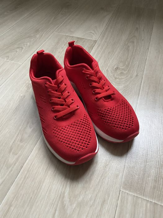 Жіночі кросівки черовні