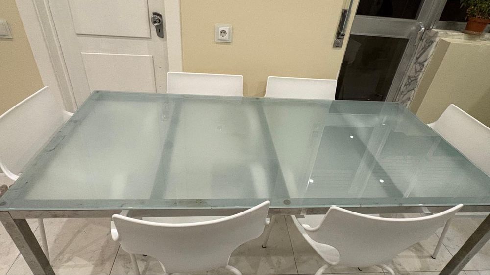 Mesa de vidro com 6 cadeiras brancas