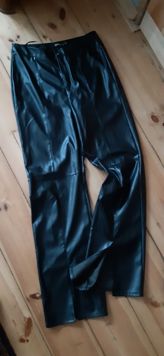 Spodnie czarne proste z ekoskory Missguided 40/42