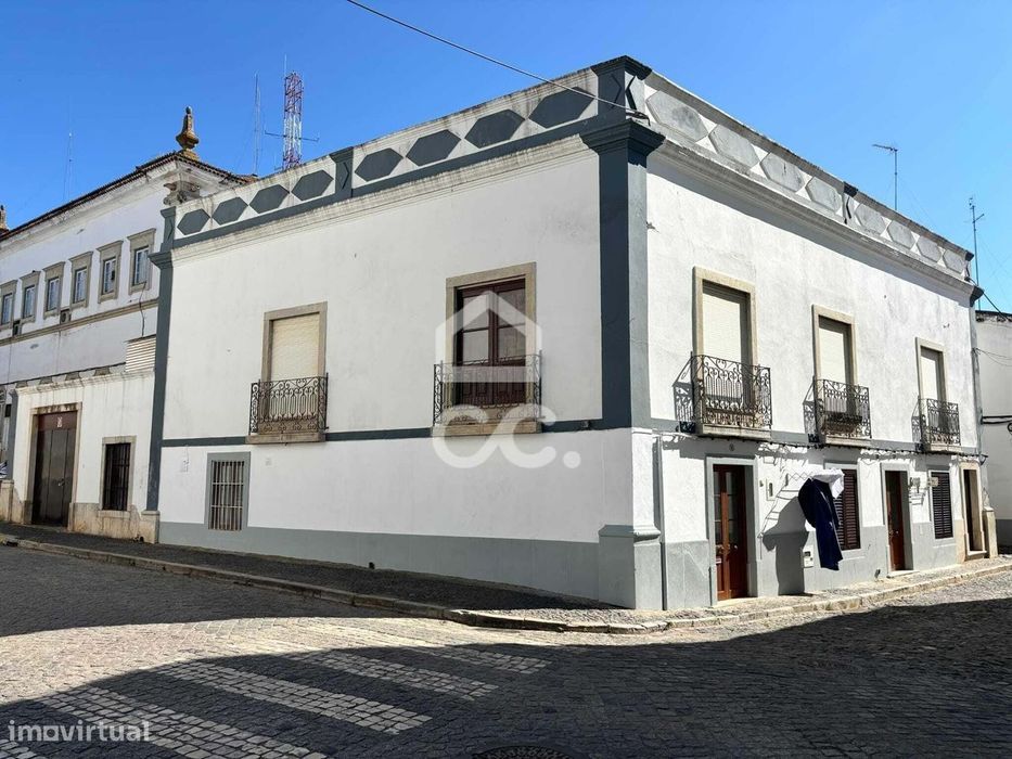 Moradia central T4 com terraço e garagem