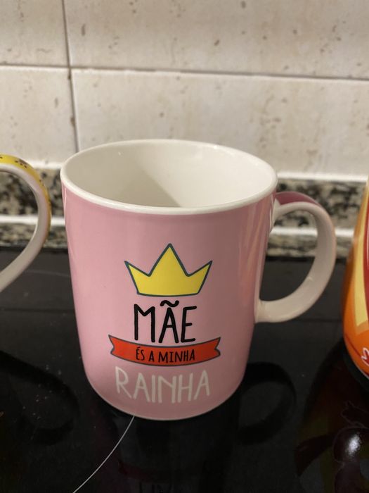 Canecas diversas e tigelas