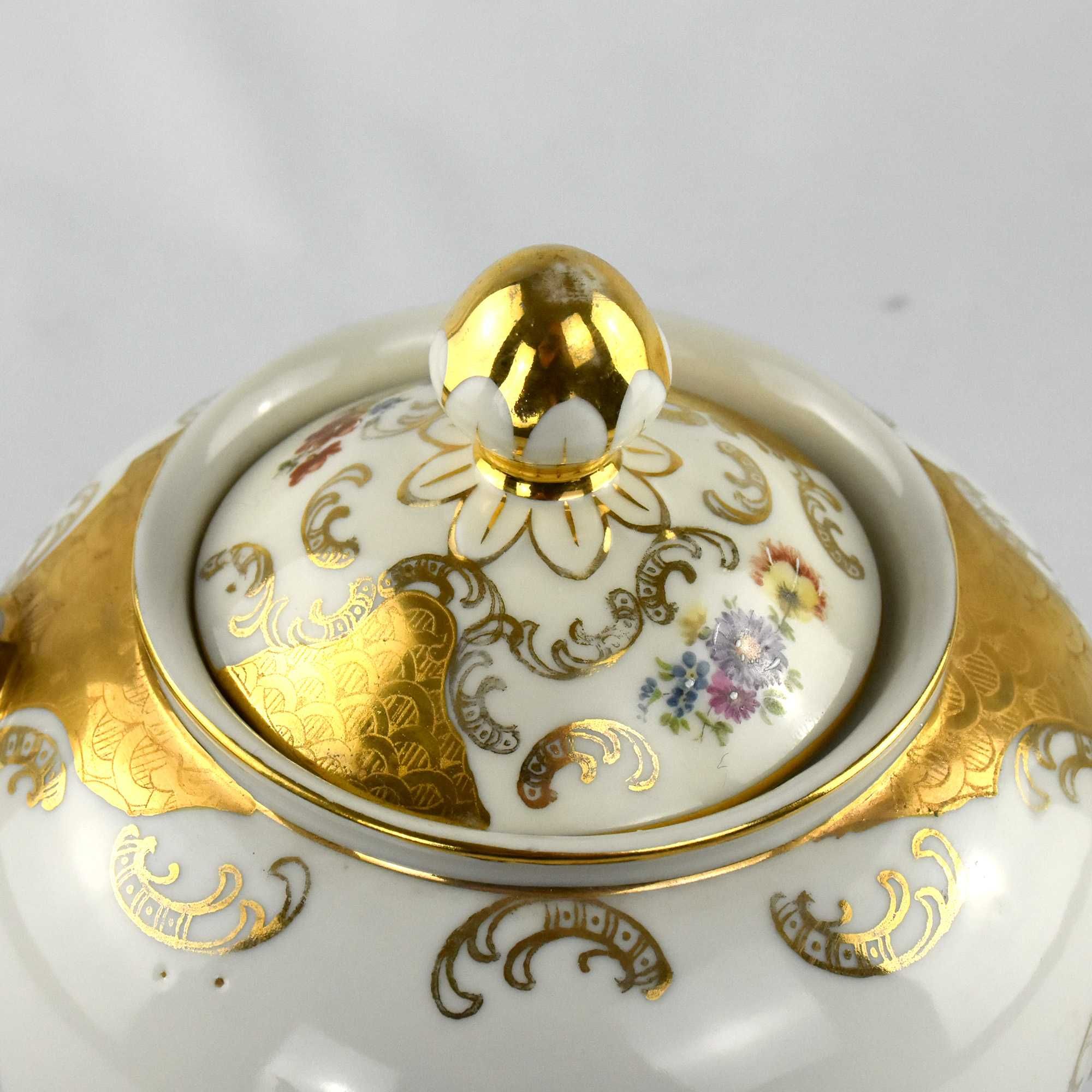 Bule em porcelana Artibus decorado com flores e ouro